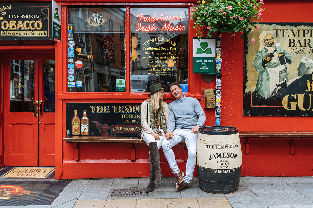 Ireland Dublin Temple Bar Pub Man Woman Expert (1)
